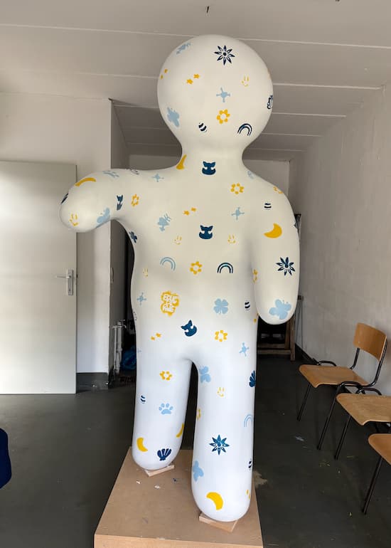 k-doll peinte avec les enfants du quartier de la fourche de Marche-en-Famenne